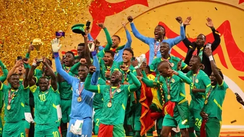 “九位篮球英雄齐聚高校，中国篮球名人堂首次设立荣耀殿堂”